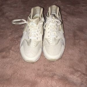 White NIKE Huaraches size 6.5 in women’s